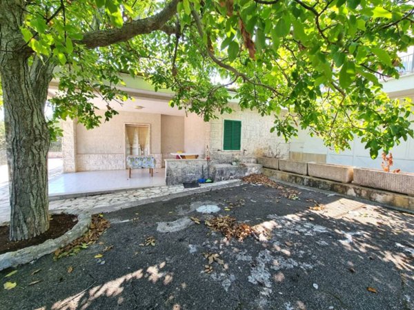 casa indipendente in vendita a Fasano in zona Savelletri