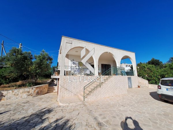 casa indipendente in vendita a Fasano