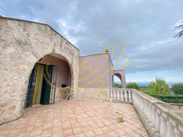 casa indipendente in vendita a Fasano