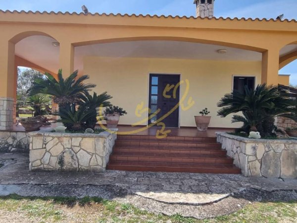 casa indipendente in vendita a Fasano