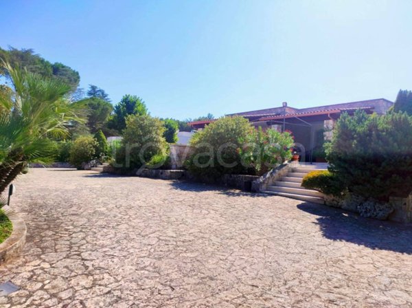 casa indipendente in vendita a Fasano