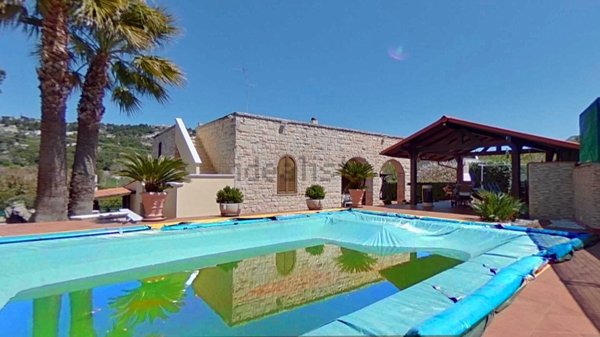 esavano in vendita a Fasano