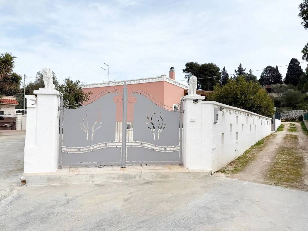 casa indipendente in vendita a Fasano in zona Laureto