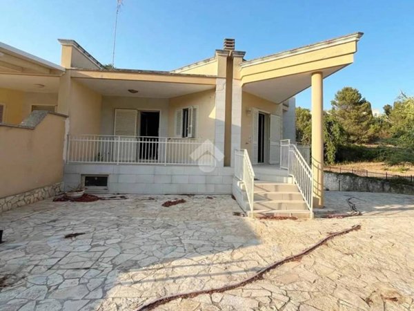 casa indipendente in vendita a Fasano in zona Laureto