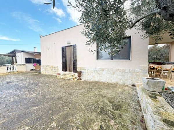 casa indipendente in vendita a Fasano in zona Laureto