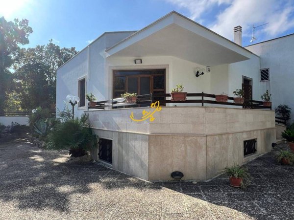 casa indipendente in vendita a Fasano