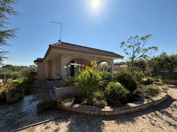 casa indipendente in vendita a Fasano in zona Laureto