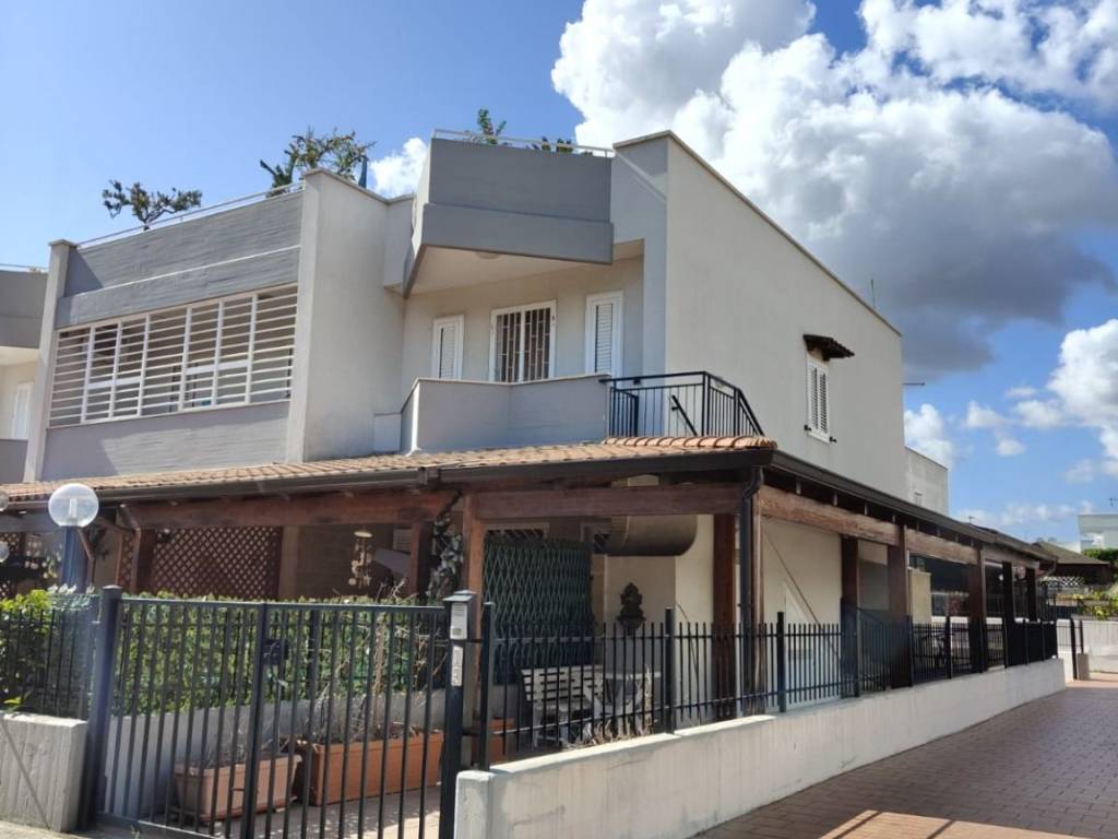 casa indipendente in vendita a Fasano in zona Torre Canne