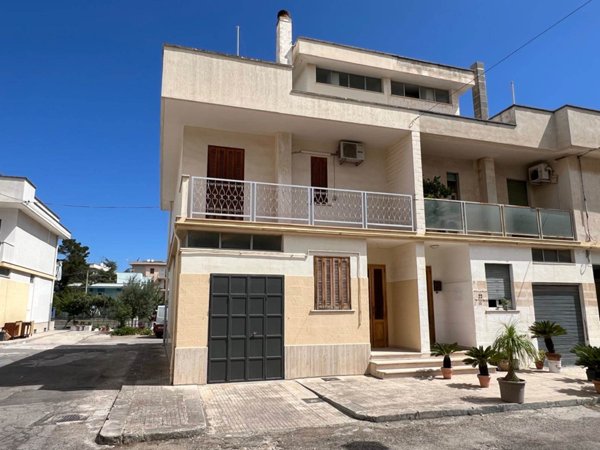 casa indipendente in vendita a Fasano