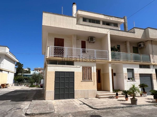 casa indipendente in vendita a Fasano