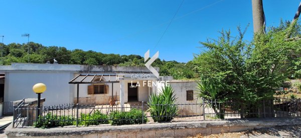 casa indipendente in vendita a Fasano