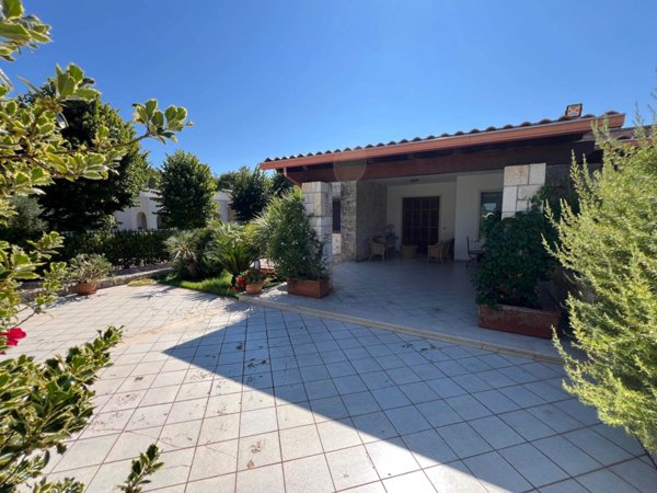 casa indipendente in vendita a Fasano