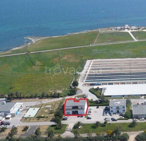 locale commerciale in vendita a Fasano