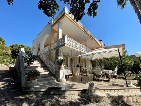 casa indipendente in vendita a Fasano in zona Laureto