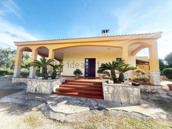 casa indipendente in vendita a Fasano