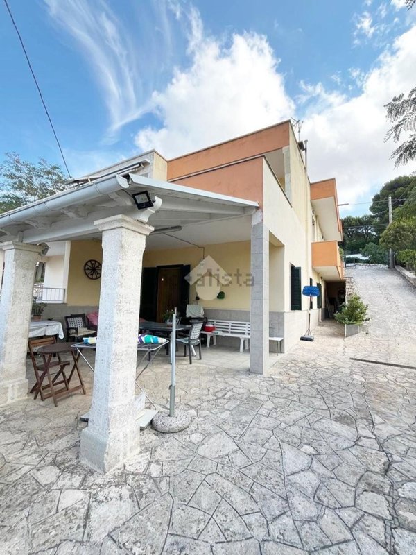 casa indipendente in vendita a Fasano