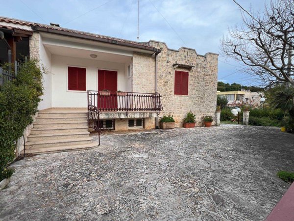 casa indipendente in vendita a Fasano