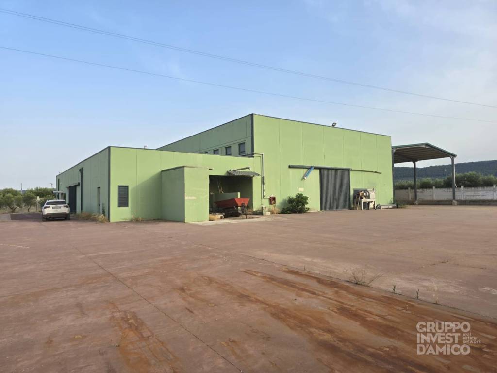 locale commerciale in vendita a Fasano in zona Montalbano