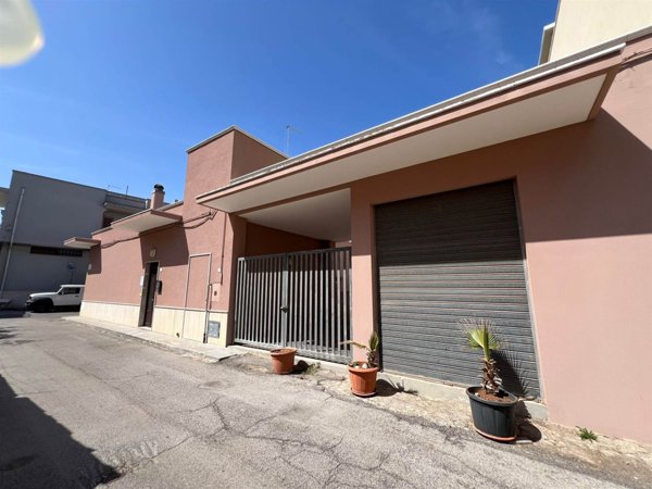 locale di sgombero in vendita a Fasano in zona Pezze di Greco
