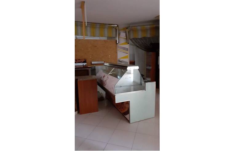 locale commerciale in vendita a Fasano