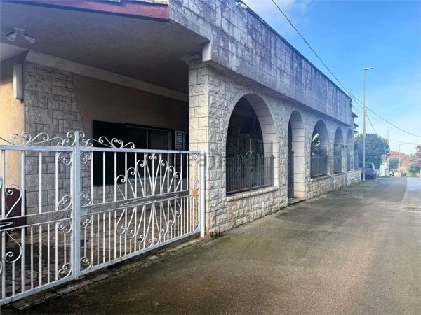 casa indipendente in vendita a Fasano in zona Laureto