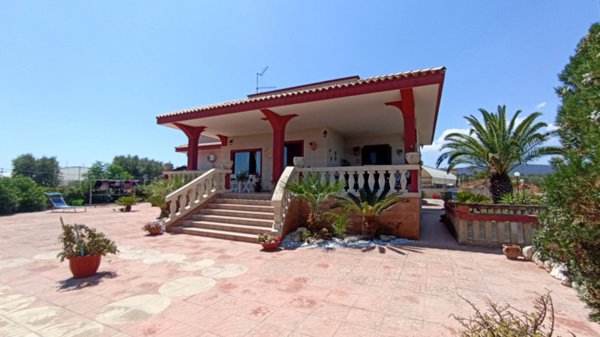 casa indipendente in vendita a Fasano