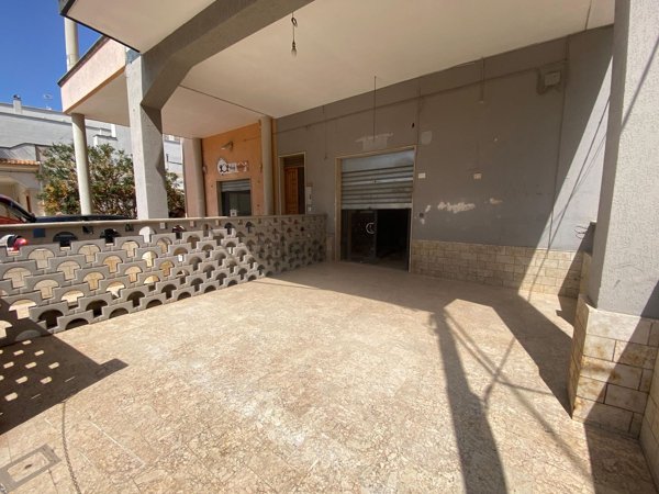 locale commerciale in vendita a Fasano in zona Montalbano