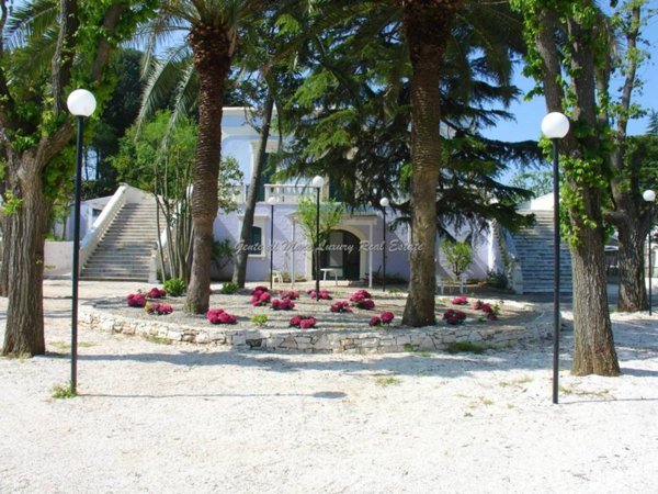 casa indipendente in vendita a Fasano in zona Laureto