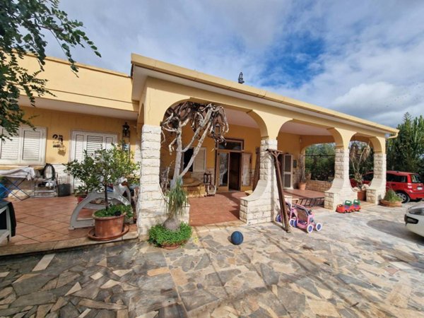 casa indipendente in vendita a Fasano