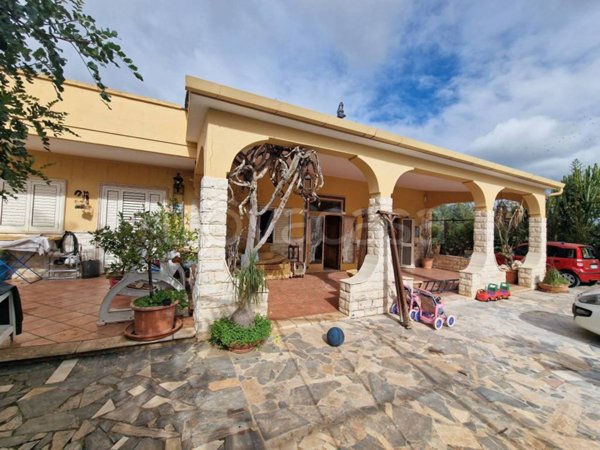 casa indipendente in vendita a Fasano