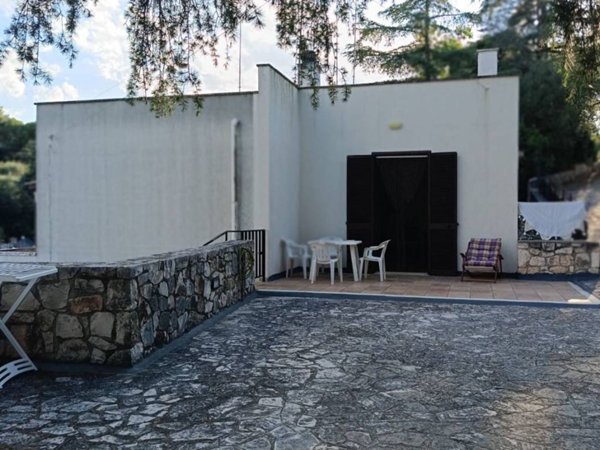 casa indipendente in vendita a Fasano in zona Laureto