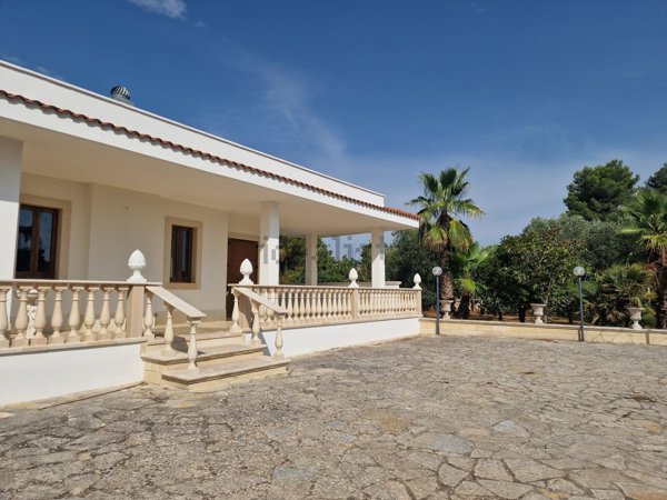 casa indipendente in vendita a Fasano