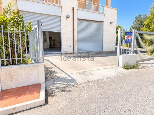 locale commerciale in vendita a Fasano in zona Pezze di Greco