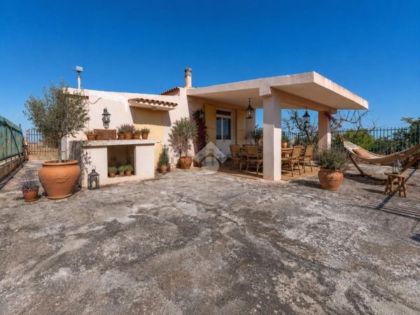 casa indipendente in vendita a Fasano