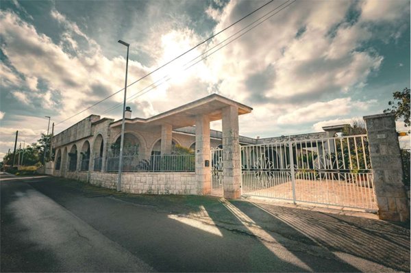 casa indipendente in vendita a Fasano in zona Laureto