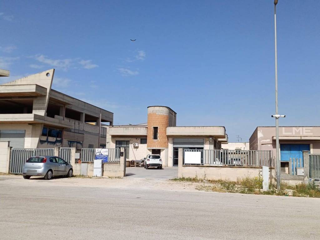 locale commerciale in vendita a Francavilla Fontana
