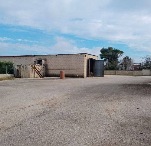 locale commerciale in vendita a Latiano