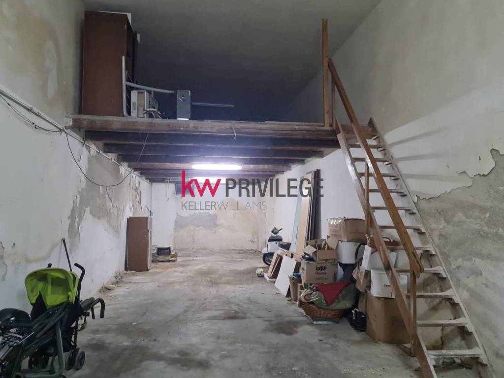 locale commerciale in vendita a Mesagne