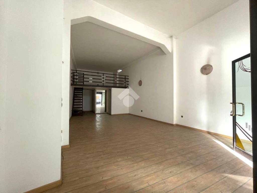 locale commerciale in vendita a Mesagne