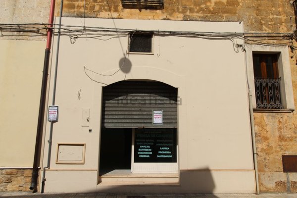 locale commerciale in vendita a Mesagne