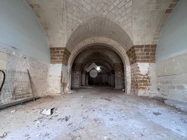 locale commerciale in vendita a Mesagne