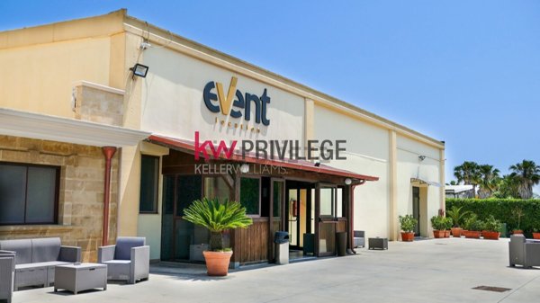 locale commerciale in vendita a Mesagne