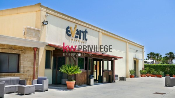 locale commerciale in vendita a Mesagne