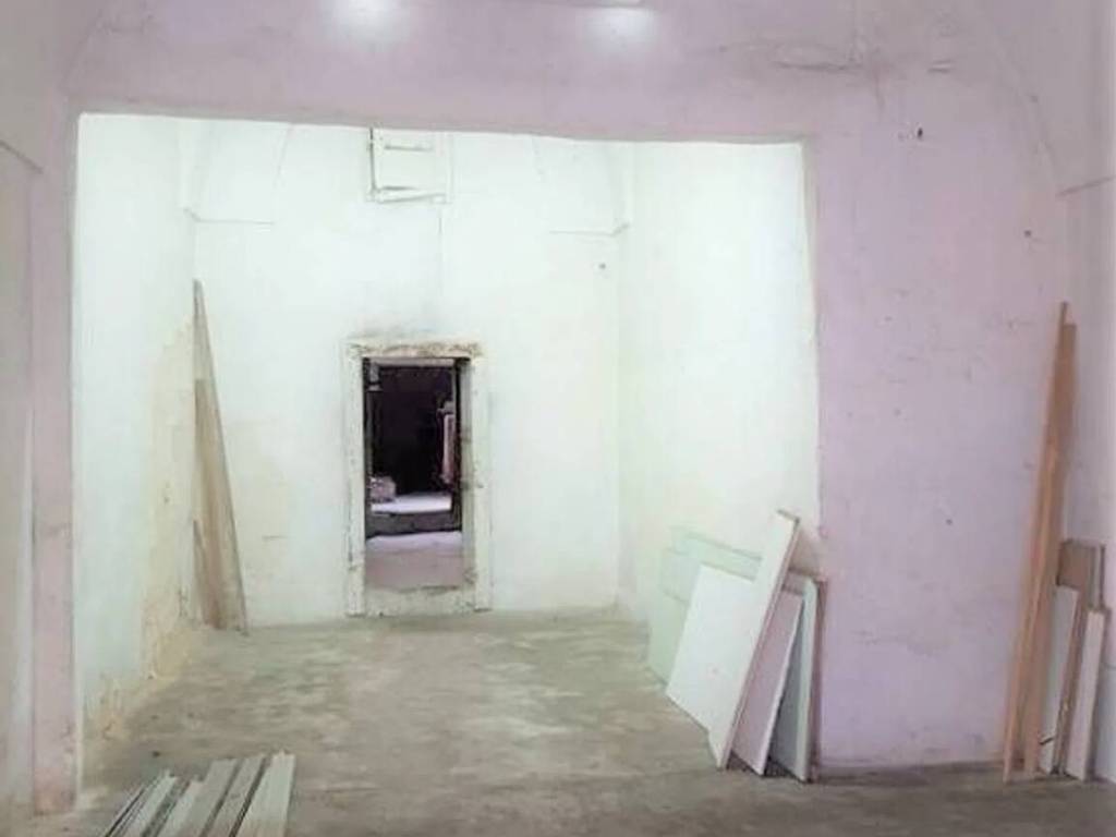 locale commerciale in vendita a Mesagne