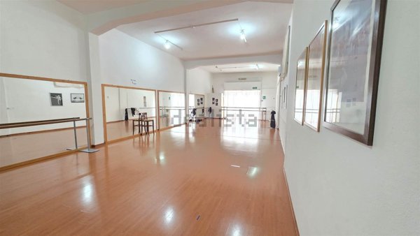 locale commerciale in vendita a Mesagne