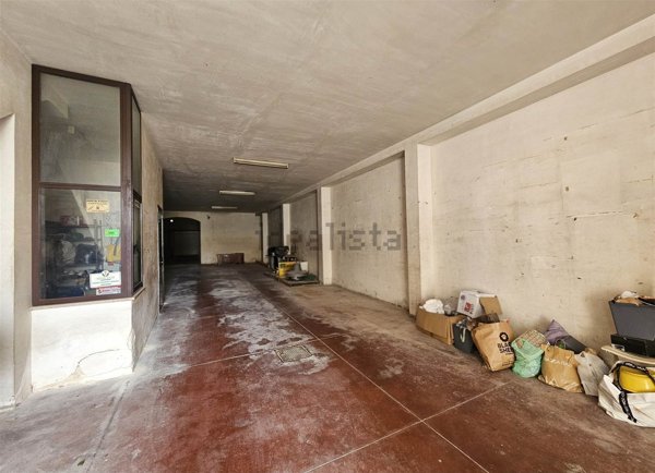 locale commerciale in vendita a Mesagne