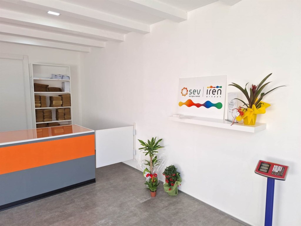 locale commerciale in vendita a Mesagne