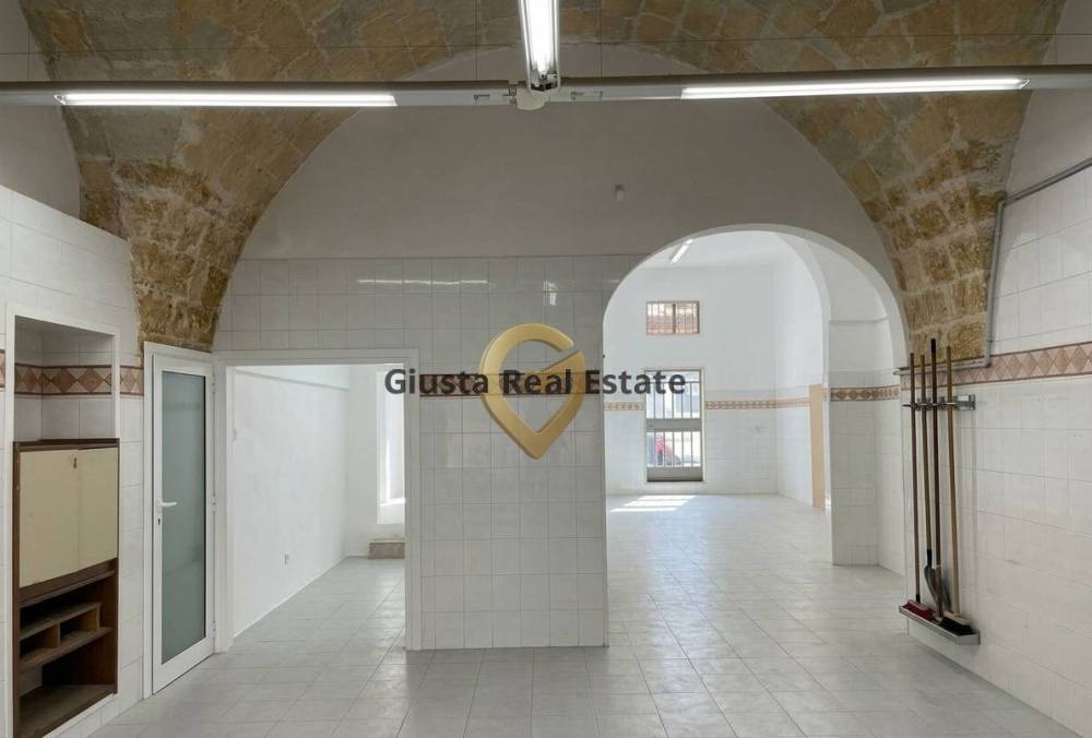 locale commerciale in vendita a Mesagne
