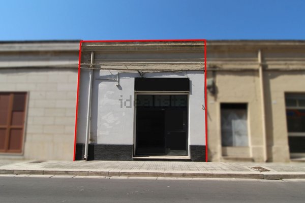 locale commerciale in vendita a Mesagne