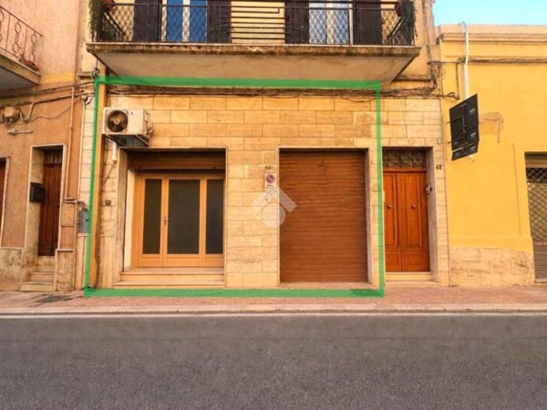 locale commerciale in vendita a Mesagne